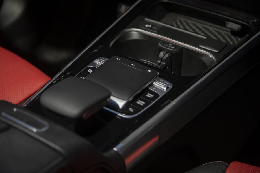 Детали интерьера Mercedes-Benz GLB250 AMG Line (X247) 2019 года  (NA) (фото 14 из 40)